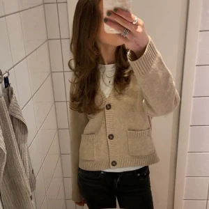 Stickad kofta - Beige stickad kofta från Uniqlo. Säljer då den tyvärr inte kommer till användning. Storlek M men passar även S. Pris går att diskutera!💕