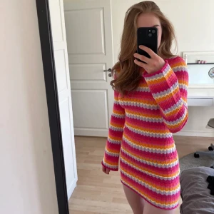 Färgglad klänning - Somrig och fin klänning med öppen rygg från Bershka i storlek S men passar även XS och M💕Köpt på plick för länge sen men aldrig använd så den är i nyskick med lappen kvar! Pris kan självklart diskuteras🥰