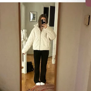 Vit Teddyjacka - Vit/beige teddyjacka perfekt till våren! LÅNAD BILD. Super bra skick köpte kring 150 ungefär❤️skriv vid funderingar