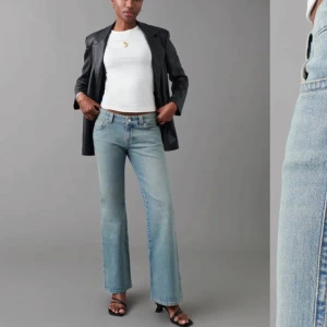 Lågmidjade y2k bootcut jeans - Snygga blå bootcut jeans med en klassisk femficksdesign. Jeansen har en låg midja och en lätt tvättad look som ger en avslappnad stil. Perfekta för en trendig vardagslook.