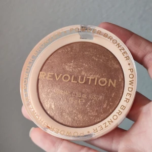 Makeup Revolution Powder Bronzer Long Weekend - Makeup Revolution Powder Bronzer. Bronzer reloaded i färgen "Long Weekend". Populär bronzer med shimmer. Sägs vara en d*pe på hourglass bronzern. 15g.