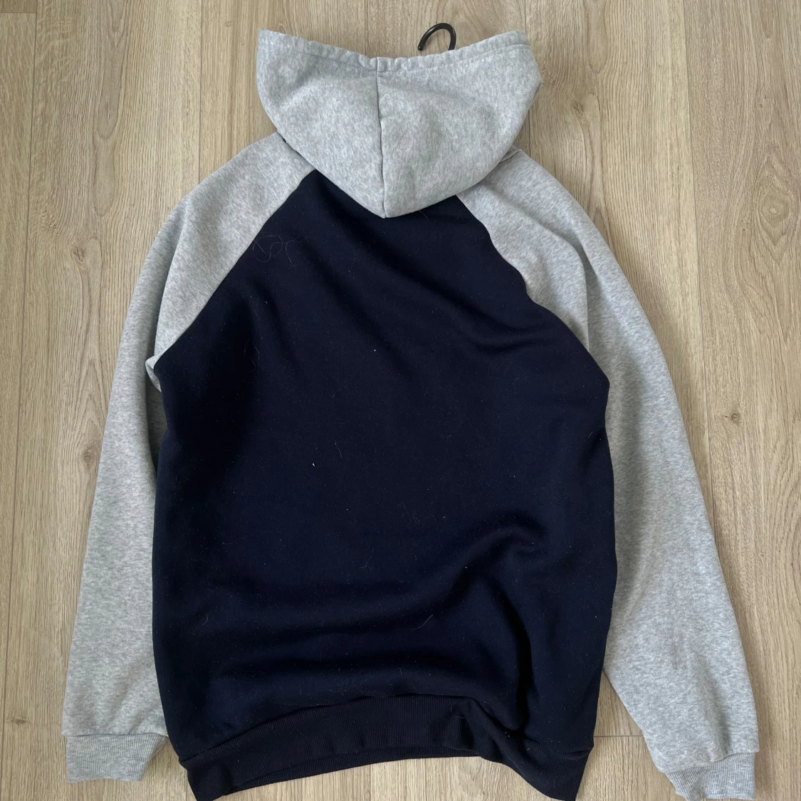 Två hoodies med tryck - 1