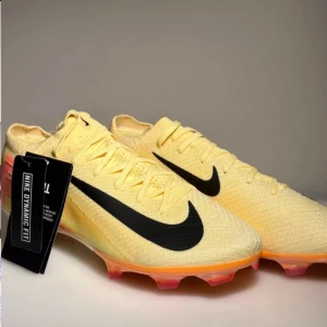 Nike fotbollskor - Säljer dessa fotbollskor. Nike air zoom mercurial vapor elite fg/ grässkor. Storlek 43. Pris kan diskuteras! Använda 2 gånger!