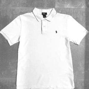 Ralph Lauren vit Piké - Perfekt skick. Storlek L youth ≈ Storlek S/XS. Hör av dig vid minsta fundering, mått finns.