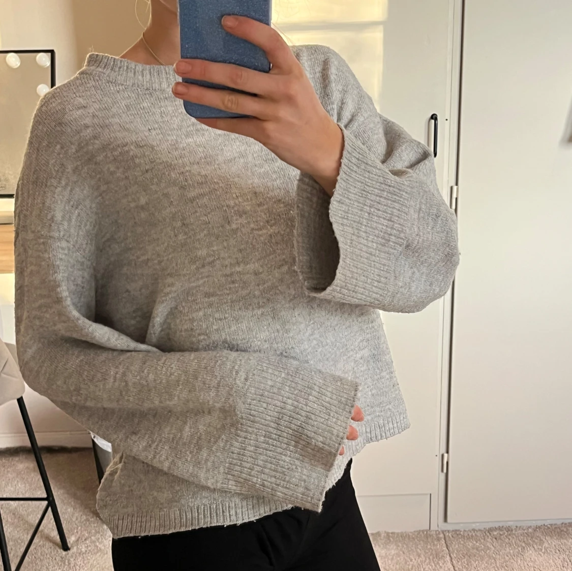 Grå stickad tröja - 1