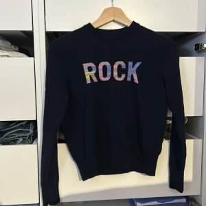 Mörkblå rock tröja från Zadig & Voltaire - Säljer min mörkblå Zadig tröja som jag använt max 2 gånger💕det står ROCK med färglagda bokstäver och tröjan är köpt på Lucca 🩷köparen står för frakten💓strl: 14 år/S