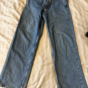 Blå jeans - Säljer ett par klassiska blå jeansbyxor med baggy passform. Köpte från carlings för 500kr använt ett par gånger