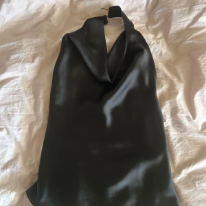 Svart halterneck tröja -  svart halterneck tröja med öppen rygg 