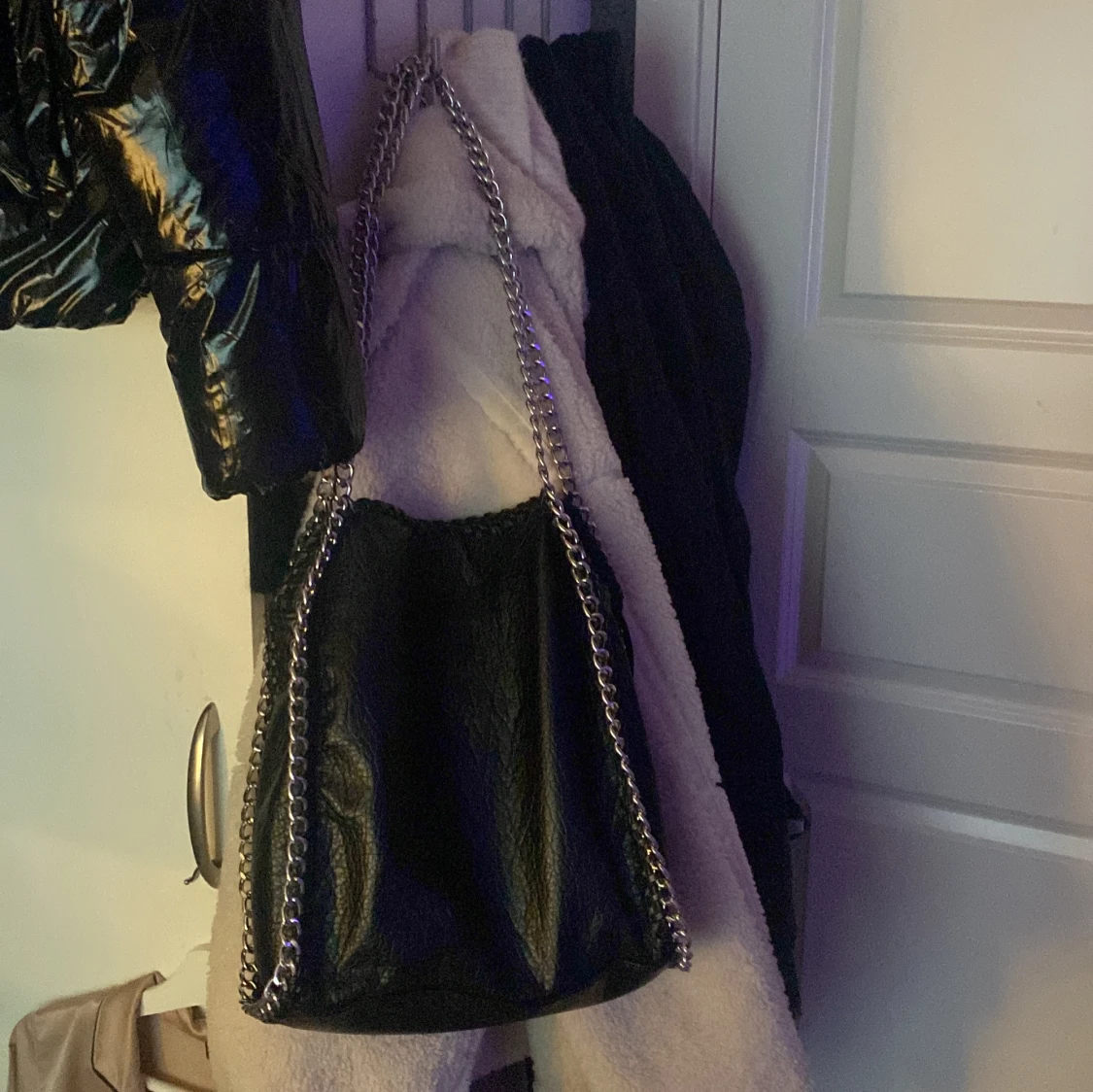 Svart axelväska med kedjedetaljer - 1