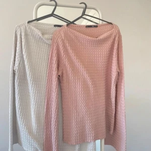 Vit och rosa långärmad topp från Lager157 - Säljer två snygga långärmade toppar från Lager 157 i vit och rosa. De har en texturerad yta och en bekväm passform. Perfekta för både vardag och lite finare tillfällen. Passar bra till jeans eller kjol! Den vita är storlek L och den rosa är storlek M