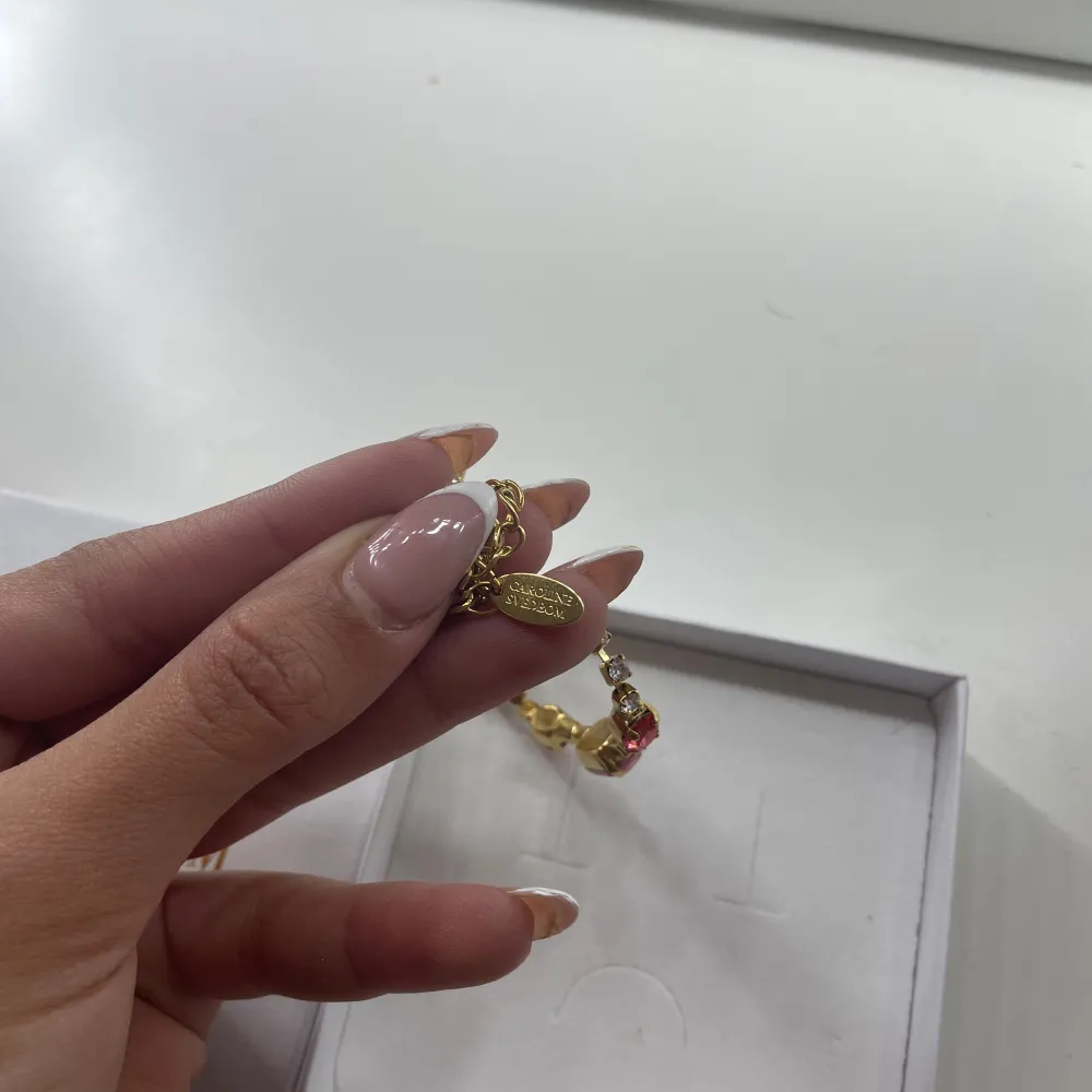 Elegant guldarmband från Caroline Svedbom med gnistrande rosa stenar. Armbandet har en justerbar kedja och är i modellen Corinna. Nypris 1295kr 💕Den är helt ny och aldrig använd därav priset . Asusteet.