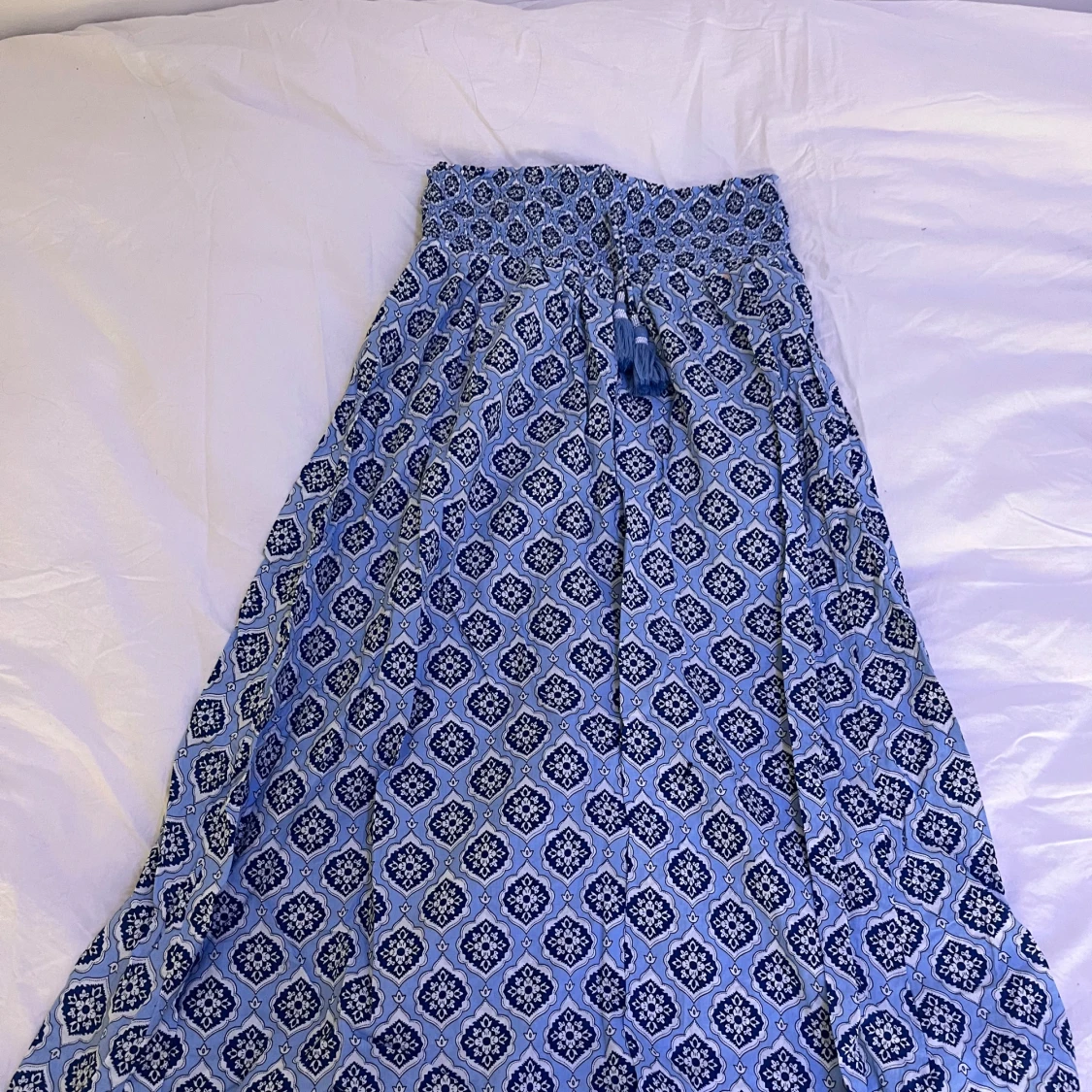 Blå mönstrad långkjol