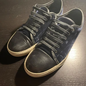 Mörkblå Lanvins - Ett par snygga mörkblå lanvins i ett helt okej skick med några små defekter vilket förklarar det låga priset. Säljs pågrund av att skorna blivit för små, prisförslag och frågor uppskatas. Hållen syns knappt i verkligheten.