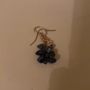 Guldörhängen  - Snygga guldörhängen med marinblå kristaller på. Kristallerna är ej äkta och de är inte nickelfria! 