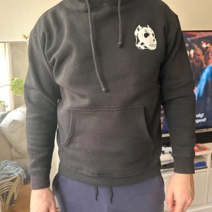 Svart hoodie Angry Pitbull Club stl M - Säljer en svart hoodie storlek M från Angry Pitbull Club. Hoodien har en känguruficka och justerbar huva med snören. Sparsamt använd 