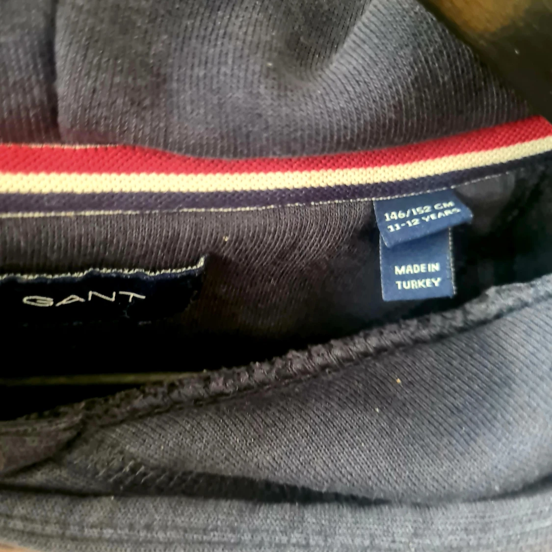 Mörkblå hoodie från GANT - 1