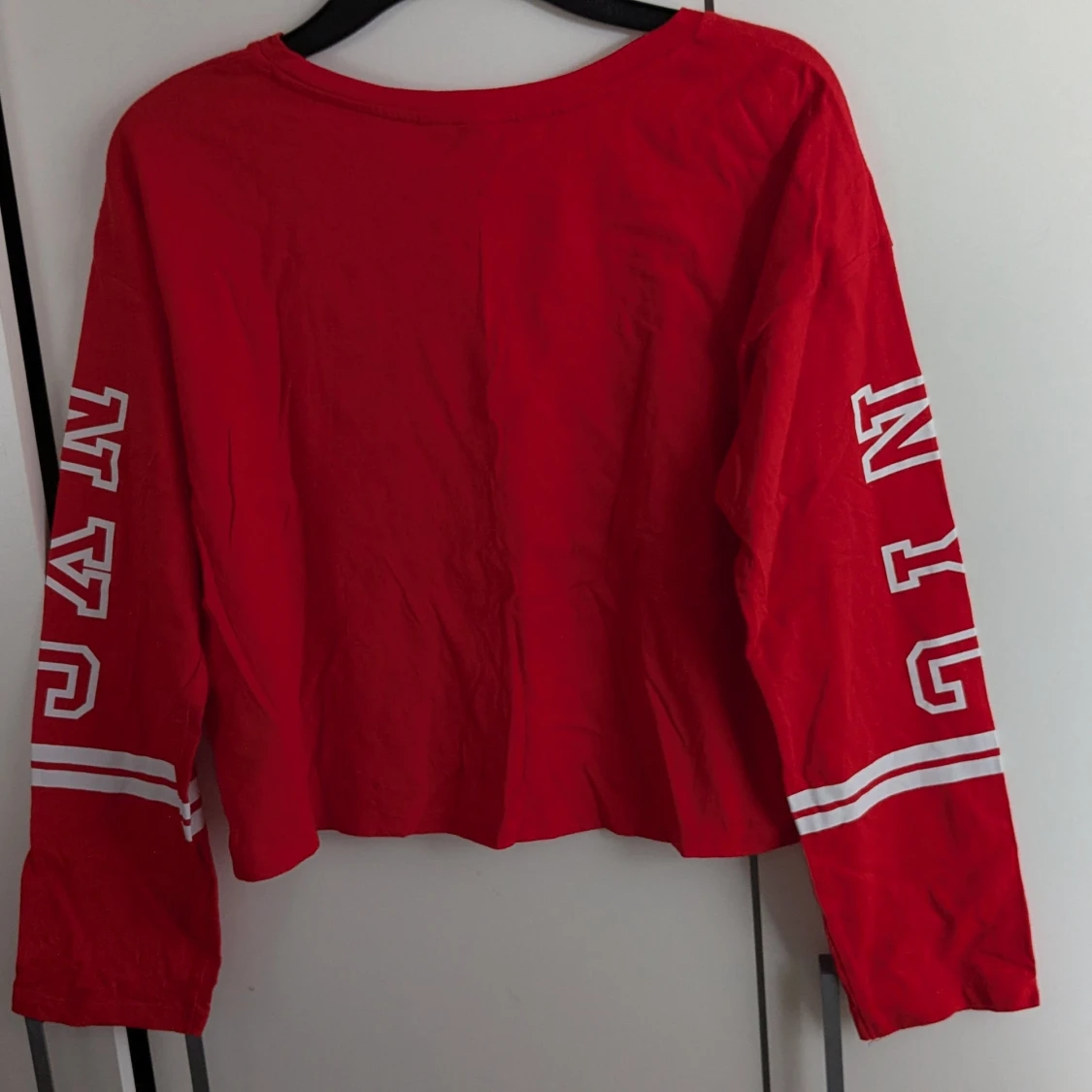 Röd croppad tröja med tryck - 3