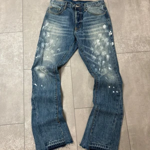 MNML FLARED JEANS  - Yo säljer dessa jeans från mnml, dem är använda x antal gånger, och är fortfarande i väldigt bra skick! 