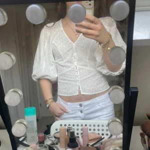 Somrig blus - Intressekoll på denna fina blus från HM som inte finns kvar🥰Den är aldrig använd- prislapp kvar💕Skriv för att lägga ett prisförslag!