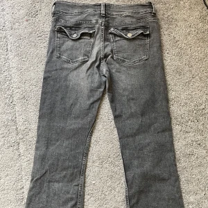 Grå jeans med låg midja  - jeans från gina🎀 säljer för att jag inte använder de!💗