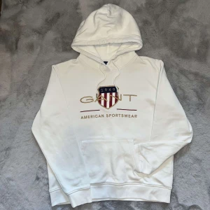 Vit hoodie från GANT - Vit hoodie från gant | mycket bra skick | L i barnstorlek men passar även xs | nypris 1300 | hör av er vid minsta fundering🤗