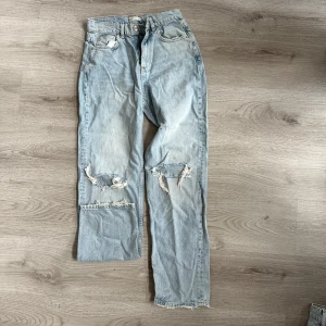 Ljusa jeans med slitningar - Säljer ett par ljusa jeans med slitningar på framsidan. Säljer dessa för behöver rensa min garderob 