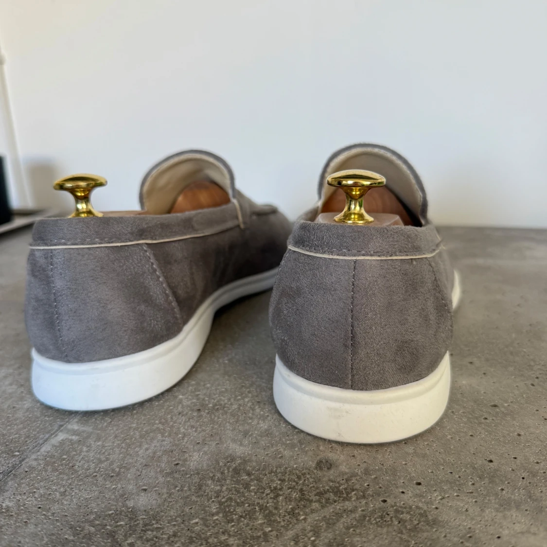 Grå mockaloafers med vit sula - 1