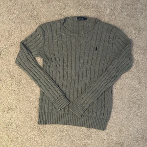 💫Grå kabelstickad tröja från Ralph Lauren💫 - Säljer en stilren grå kabelstickad tröja från Ralph Lauren. Tröjan är storlek S men passar även XS. Tröjan är som ny.