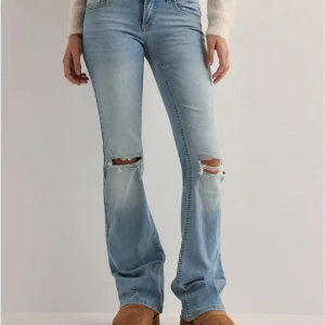 Nelly jeans  - Snygga ljusblå bootcut jeans med slitningar på knäna.💕 Prislapp kvar