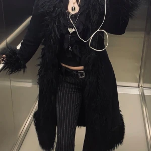 Afghan coat - Säljer en svart pälsjacka från Superdry. Faux fur! Köpt under hösten 2023 och använd under vintern 2024 men i mycket bra skick. Perfekt för vintern🖤