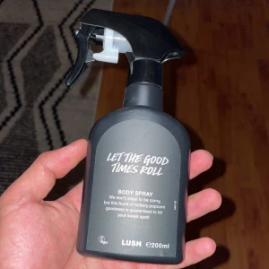 Let The Good Times Roll Body Spray från Lush - Säljer en 200 ml flaska av 'Let The Good Times Roll' body spray från Lush. Den har en svart sprayflaska med vit text och en praktisk spraypump. Doften beskrivs som en blandning av smörig popcorn och sötma, perfekt för att lyfta humöret. Endast spreyat 3 gånger och väljer att sälja den för jag gillar inte lukten