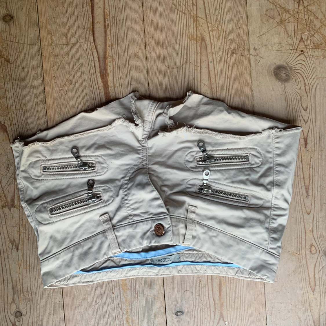 Beige lågmidjadeshorts med dragkedjor från Hunkydory - 1