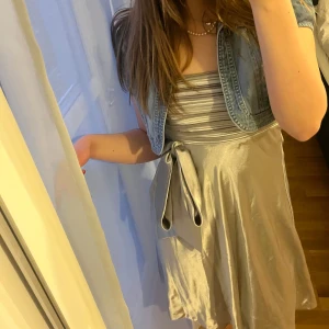 cocktailklänning🍷 - Elegant & söt klänning♥️knäpps med dragkedja i sidan!