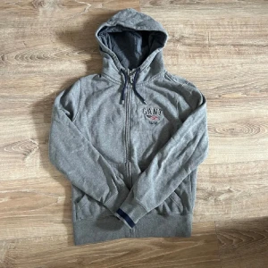 Gant kofta  - En snygg kofta i toppen skick som passar till det mesta. Hör av er vid frågor annars fritt fram att använda ” köp nu”.