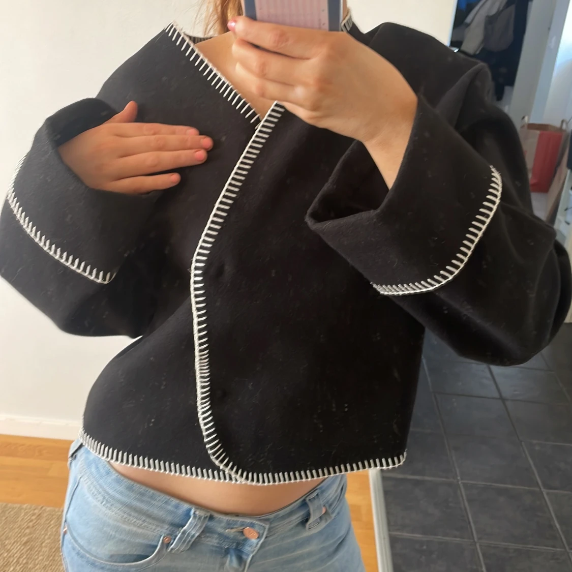 Svart omlottjacka med vita detaljer - 2