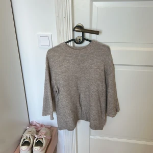 Beige stickad tröja från Divided - Mysig beige stickad tröja från Divided med en slits i mitten. Pris går att diskutera🤗🤗