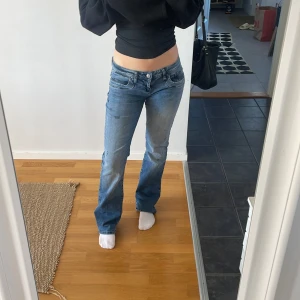 Jeans LTB - Lågmidjade blåa jeans från LTB. Använda Max 3 gånger. Super fina. Säljer pågrund av fel storlek. Skriv för bilder och frågor💗Nypris 1000kr. Jag säljer för 400.