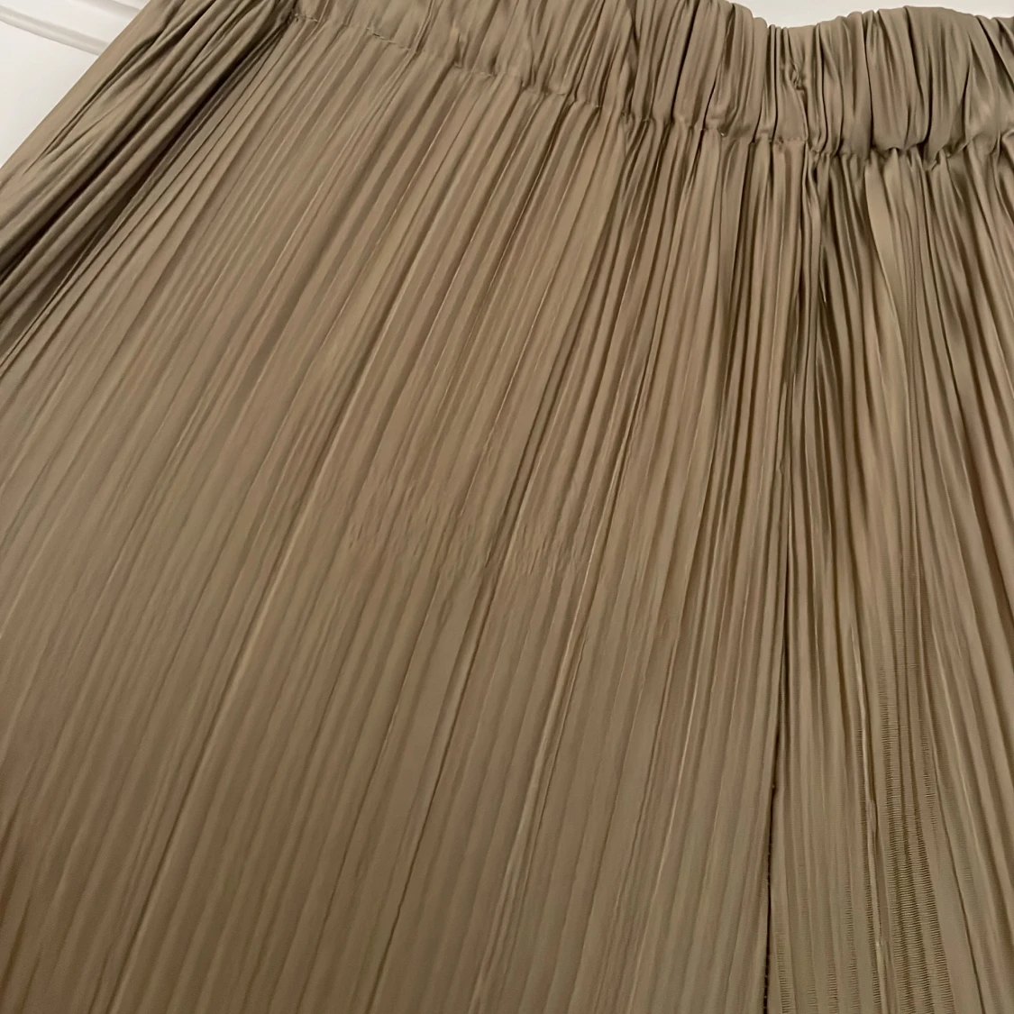 Beige plisserade byxor från Samsøe Samsøe - 2