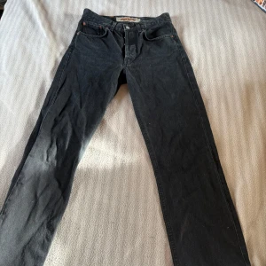  Crocker jeans - Snygga svarta jeans från Crocker med klassisk design. De har en rak passform och är tillverkade i slitstarkt denim. Perfekta för en stilren look. Knapp och dragkedja framtill samt hällor för bälte. W29” och L32”. Snygga raka svart midrise jeans. Nypris ca 300kr. Pris går att diskutera.