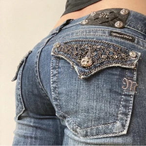Miss me jeans - Miss me jeans, strl w28. Säljer pga de var för stora och inte kommer till användning. Köpt på plick, bilder är frpn föredetta ägare. Fråga mig privat om midje mått och innerbenslängd. 