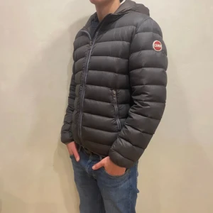 Colmar jacka  - Hej! Säljer nu min jackafrån märket Colmar , storlek 48/S, bra skick. Givetvis äkta, Tveka inte på att höra av dig om du har frågor eller funderingar kring jackan!