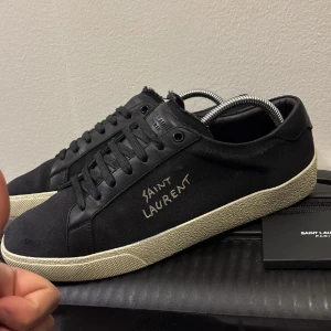 Svarta sneakers från Saint Laurent - Säljer mina Snygga Saint Laurent med top skick och medföljer med allt tillbehör samt kvitto. Skorna är knappt använda och är väldigt rena och skicket på dem är 9,8/10 har varit väldigt omtålig med dem. TAR BARA EMOT SERIÖSA KÖPARE, pris kan diskuteras mvh Philip 
