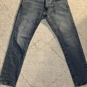 Blå jeans från Polo Ralph Lauren - Snygga blå jeans från Polo Ralph Lauren med klassisk femficksdesign. De har en dragkedja och knapp framtill. Perfekta för en avslappnad stil. Storlek: 30/30