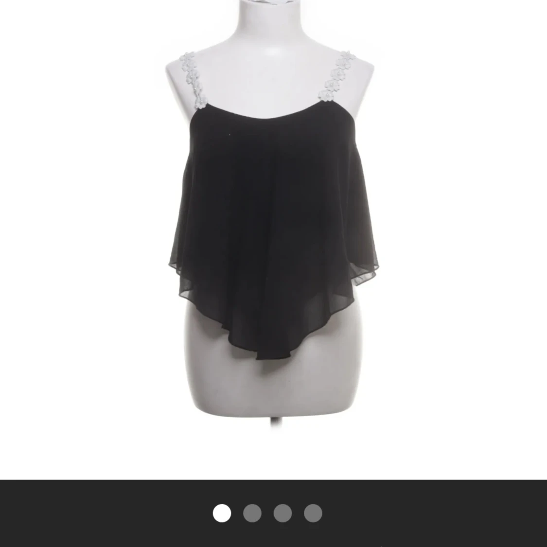 Svart chiffonglinne med spetsdetaljer