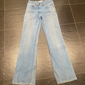 Blå jeans från Moto - Snygga ljusblå jeans från Moto, endast använda ett fåtal gånger. De har en bootcut-stil och är tillverkade i jeansmaterial. Priset är diskuterbart. Säljs på flera sidor.                                                               Mått: Midja: 37cm Innerbenslängd: 81cm Gren: 23,5cm