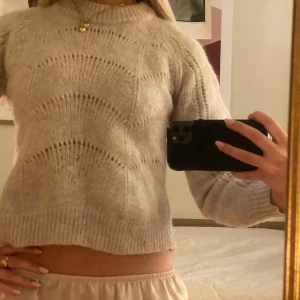 Beige stickad tröja från Carin Wester - Säljer en mysig beige stickad tröja från Carin Wester. Tröjan har ett fint mönster och långa ärmar. Använt två till tre gånger och i mycket bra skick 🌝💛