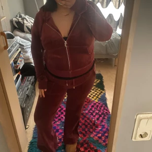 Juciy couture set!❤️‍🔥 - Hej säljer mitt fina juciy set i Vinröd & använt fåtal gånger köpte för nån månad sedan. Så settet e som ny, Byxorna e storlek L och koftan är XL❤️