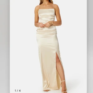 Balklänning - Balklänning från Bubbleroom, i mycket bra skick, är uppsydd så passar mig som är ca 168 med klackar, då går den ner till marken typ💗