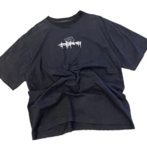 Svart t-shirt från Billabong - Säljer en svart t-shirt från Billabong med ett coolt tryck på bröstet. Perfekt för en avslappnad stil. T-shirten har korta ärmar och en rund halsringning.