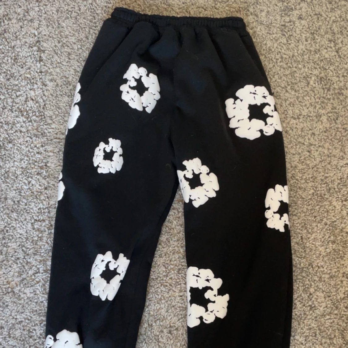 Svarta mjukisbyxor med vita mönster - 1